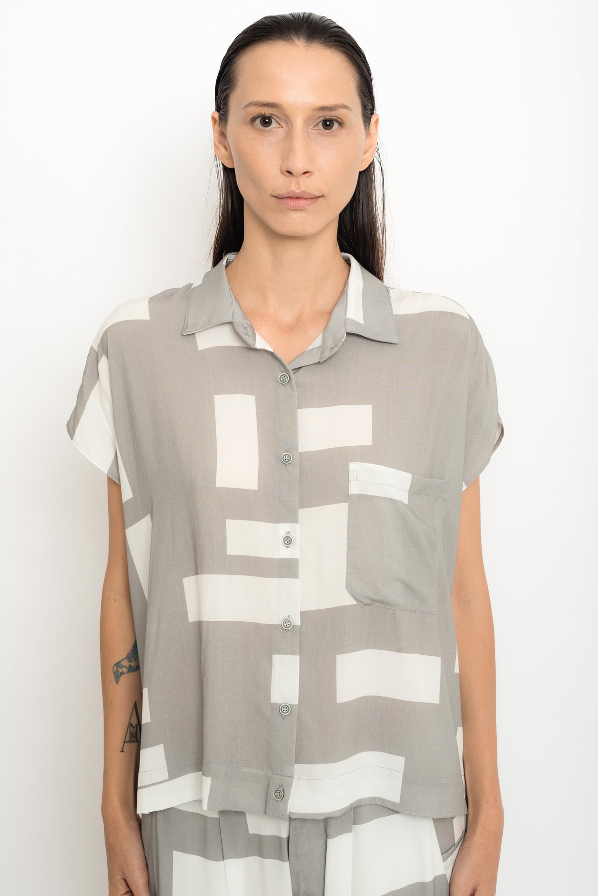 camisa manga curta com estampa geométrica