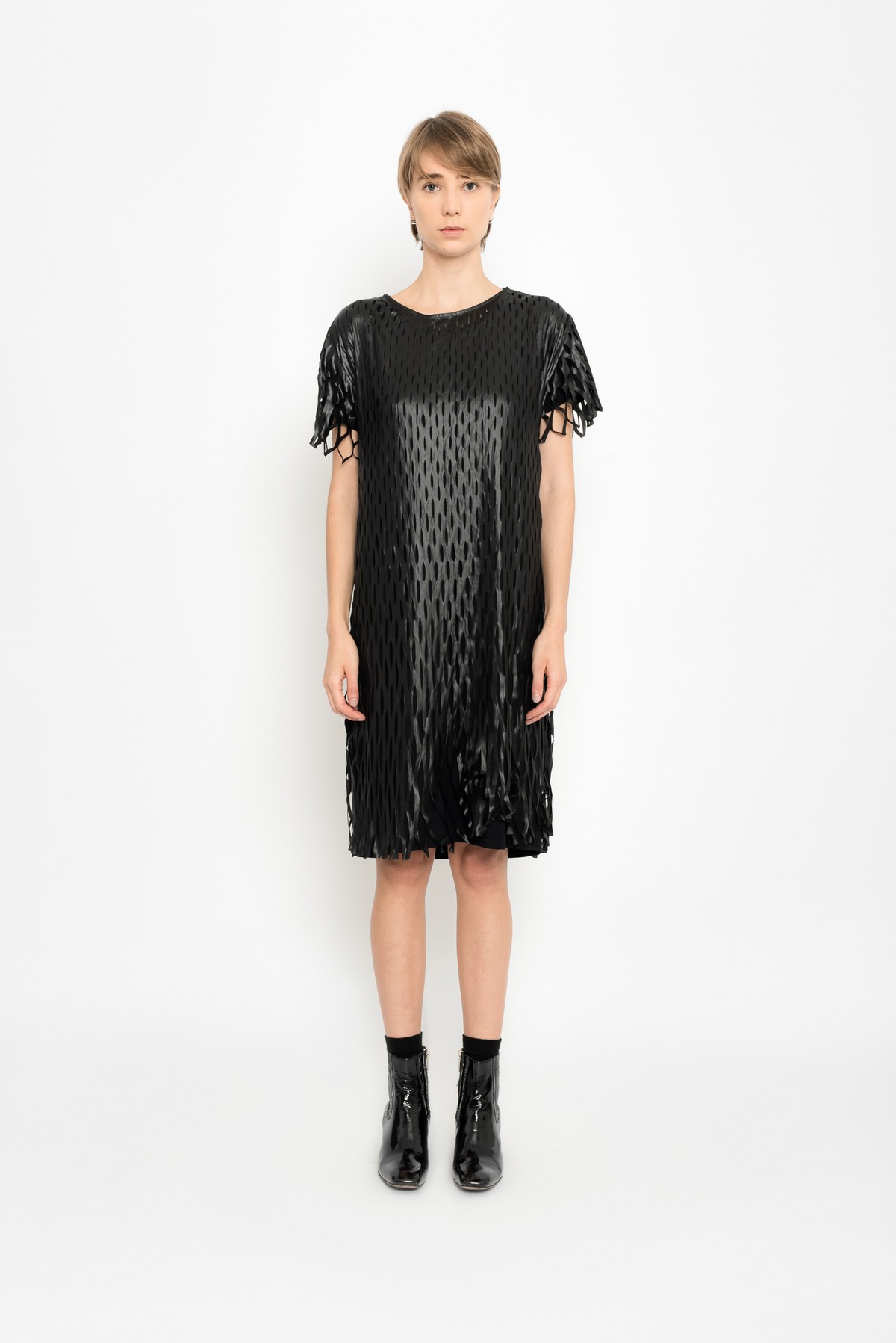 vestido midi com recortes a laser | midi dress with laser cutouts