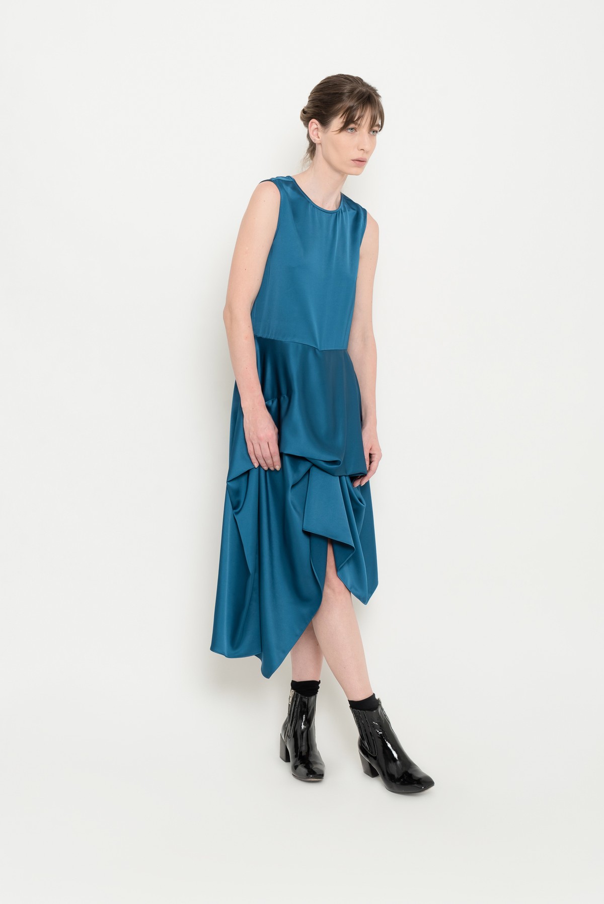 vestido assimétrico de cetim sem mangas | asymmetrical sleeveless satin dress