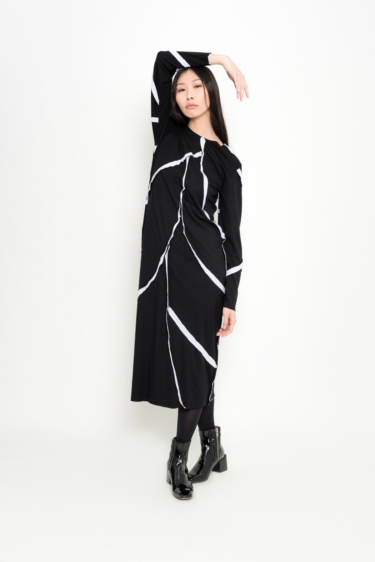 vestido com recortes estilo patchwork | long sleeve dress with patchwork cutouts