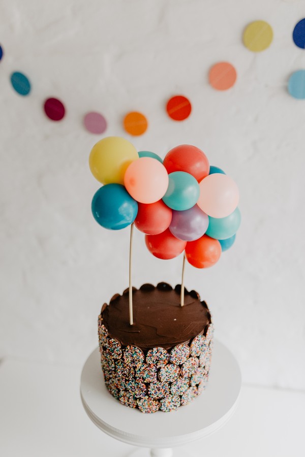 Foto do produto bolo balão e dragê