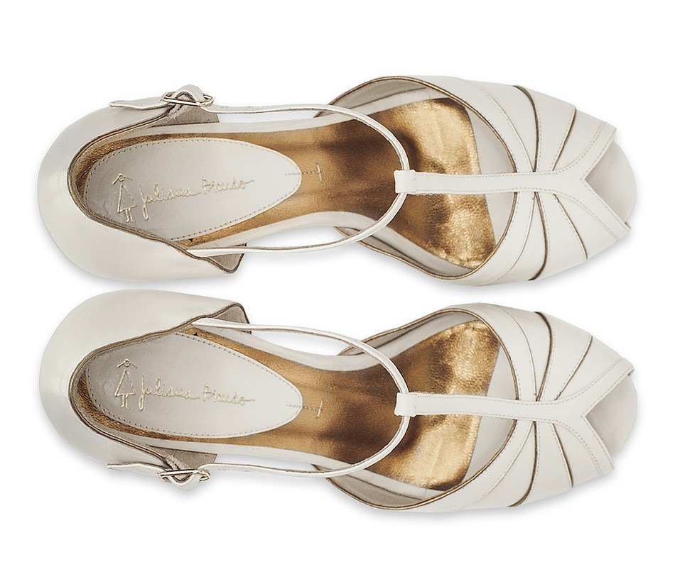 Sandália Retrô - Off White + Ouro Velho | salto médio 6.5cm