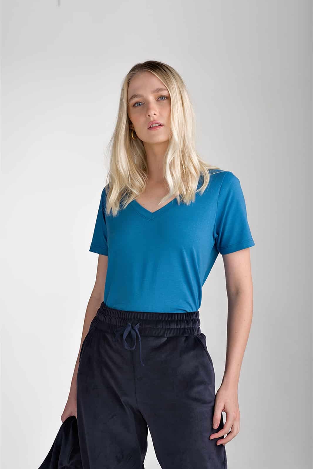 T-Shirt Comfy Algodão Premium Decote V Azul Cerúleo